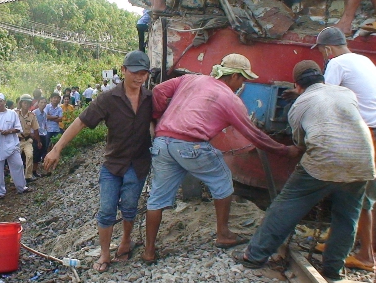 Lai tau gay hai chan khi tong trung xe tai hinh anh