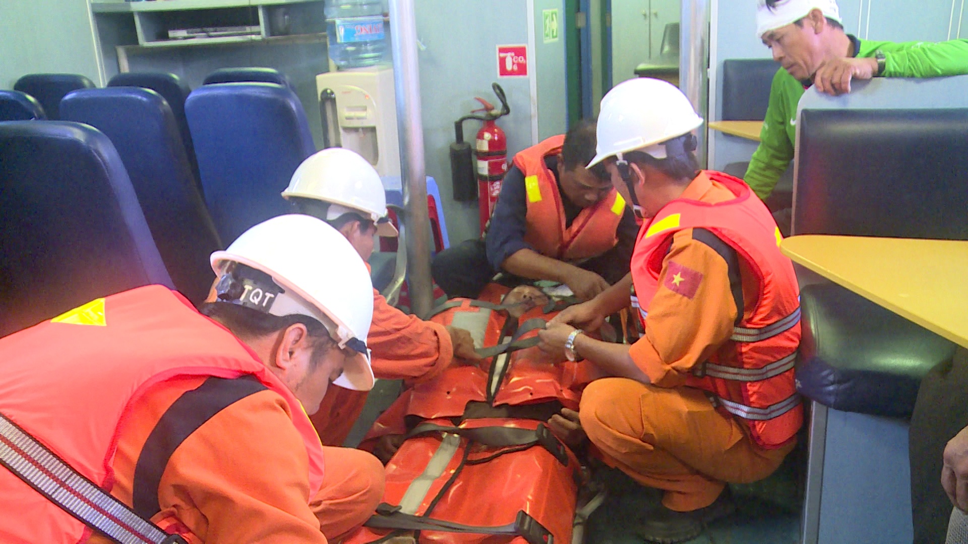 Chi luoi danh ca vang trung nguoi, mot ngu dan gay chan hinh anh