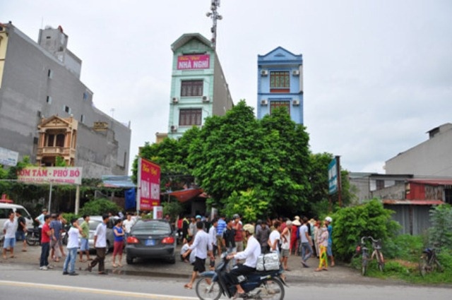 Nem ot bot vao mat chu nha nghi cuop tai san hinh anh