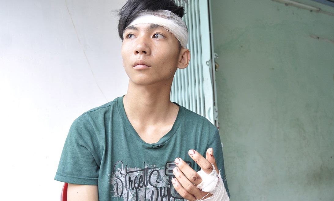 Can bo uy ban chui gam ban tranh nhom con do chem nguoi hinh anh