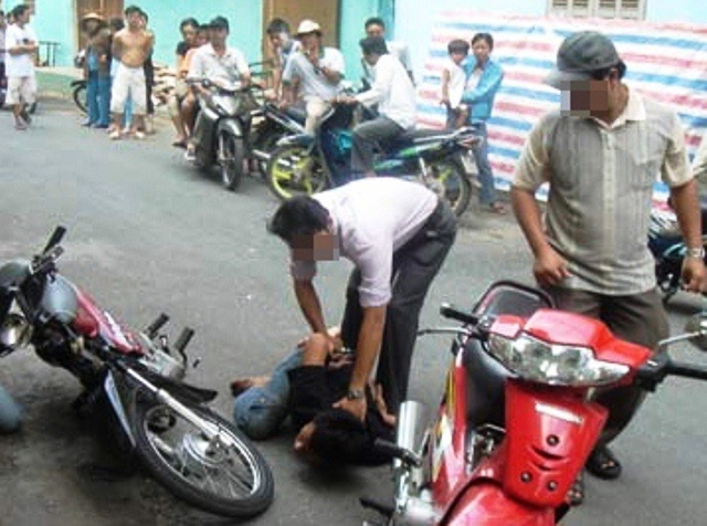 Hang chuc nguoi dan vay bat ke giat day chuyen tren pho hinh anh