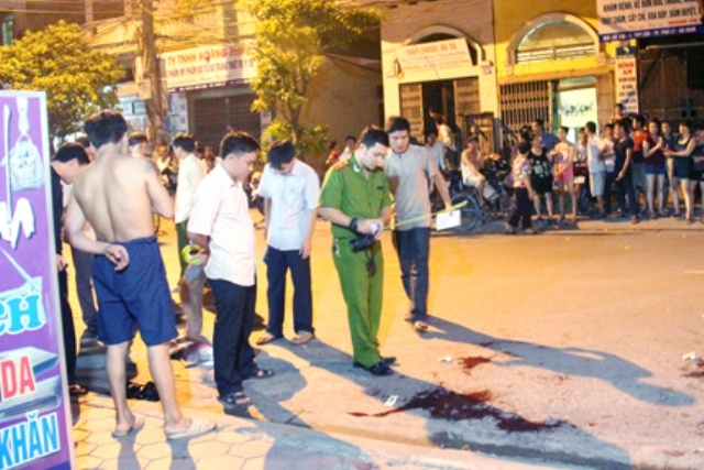 10 con do chem guc nam thanh nien tai UBND phuong hinh anh