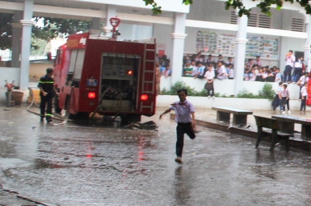 Truong hoc bung chay, hang tram hoc sinh chay tan loan hinh anh