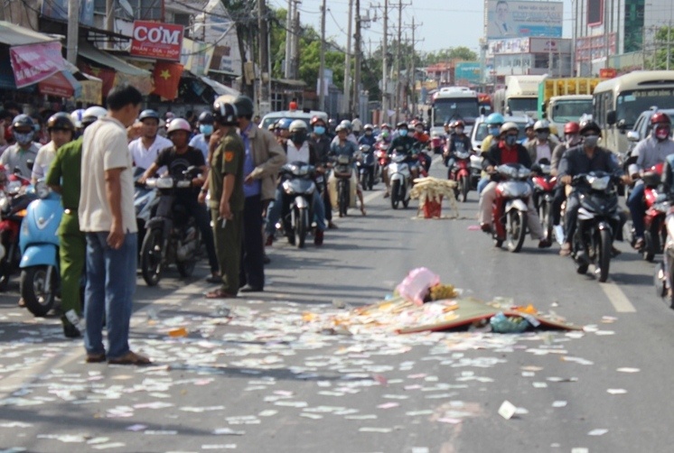 Bang qua duong don con gai, nguoi cha bi xe tai can tu vong hinh anh