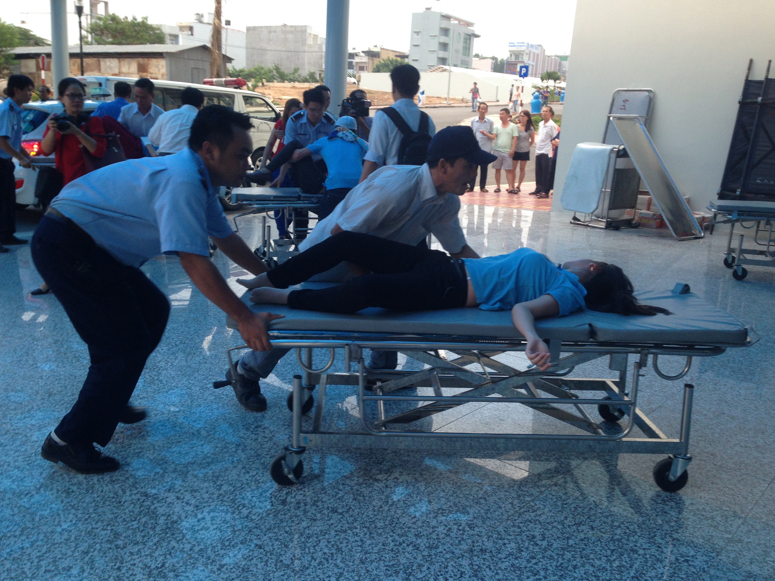 Nhiem khi doc, hang tram cong nhan ngat xiu hinh anh