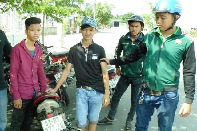 Thieu nien trom xe may dem ban lay tien an choi hinh anh