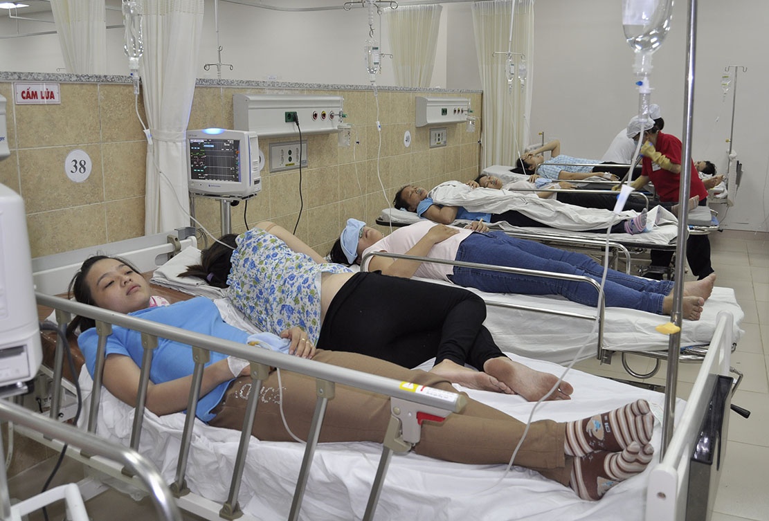 Hang chuc cong nhan lai non oi, ngat xiu trong xuong may hinh anh