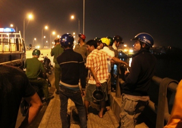 Doi nam nu khoa co xe roi om nhau nhay xuong song tu tu hinh anh