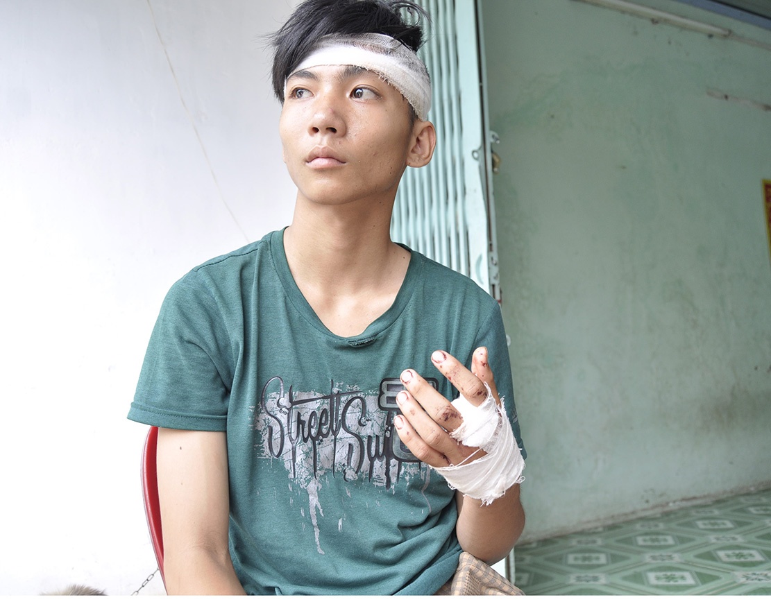 Bat hai nguoi cam dau nhom truy sat nguoi tai tru so uy ban hinh anh