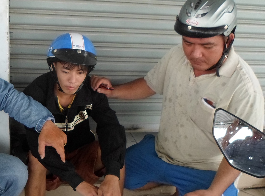 'Hiep si' truy lung nghi can trom vang, xe may o phong tro hinh anh