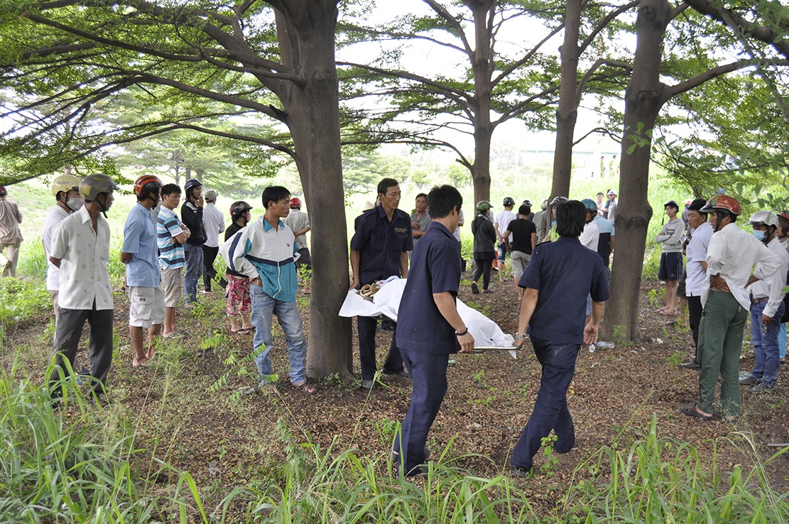 Thi the nguoi dan ong bi troi tay, treo tren cay hinh anh