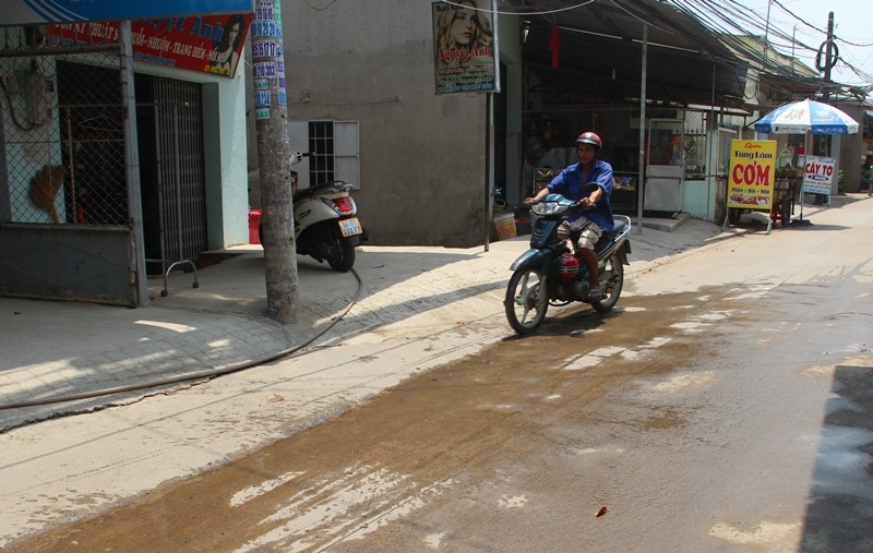 Nhom con do dap vo chai bia, dam vao co chu quan hinh anh