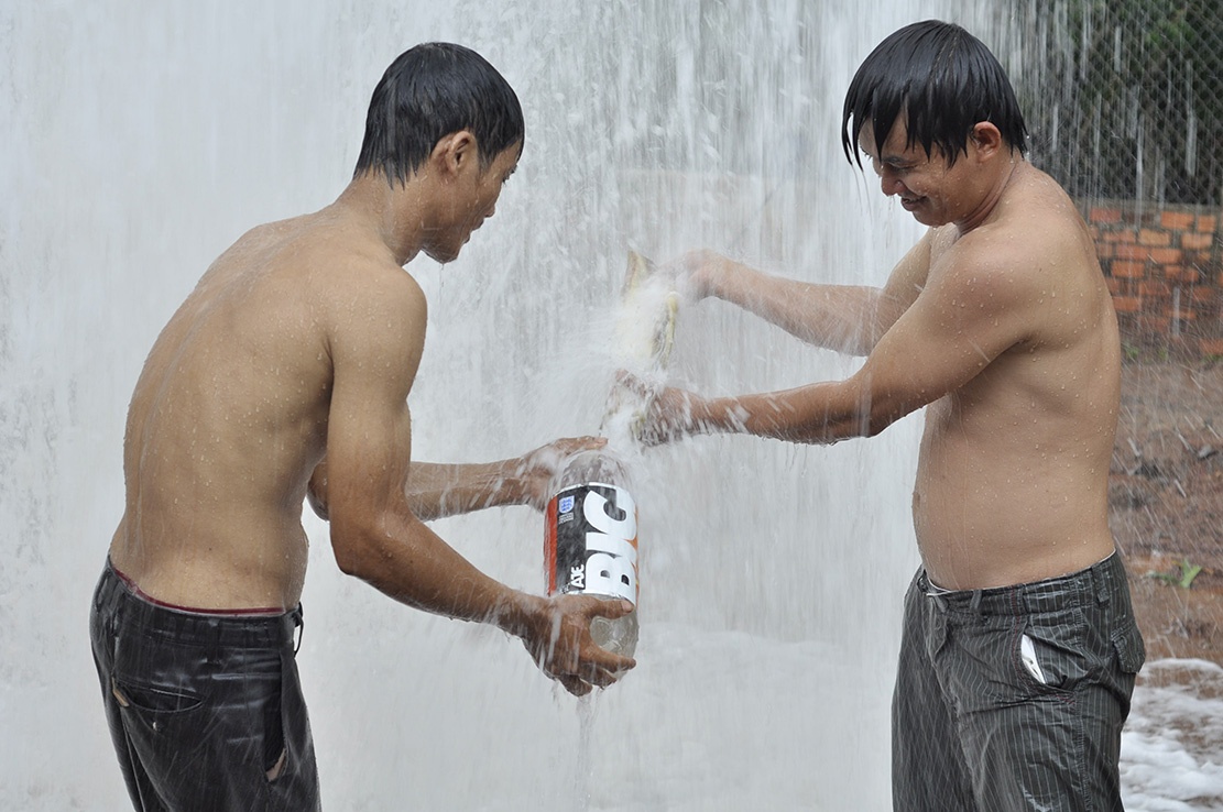 Hang tram nguoi den xem gieng phun nuoc cao 20 m hinh anh