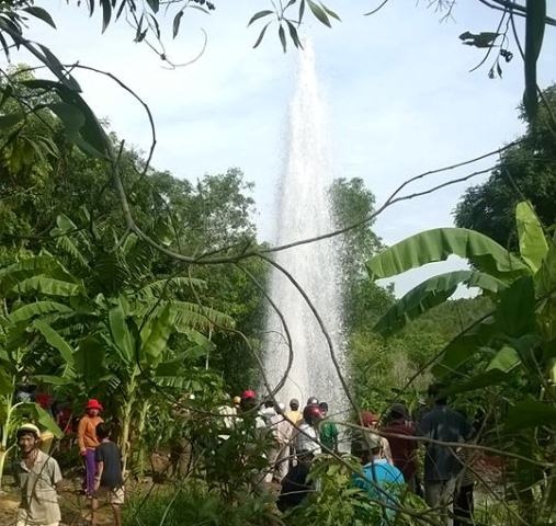 Nuoc gieng khoan tu phun cao 20 met hinh anh