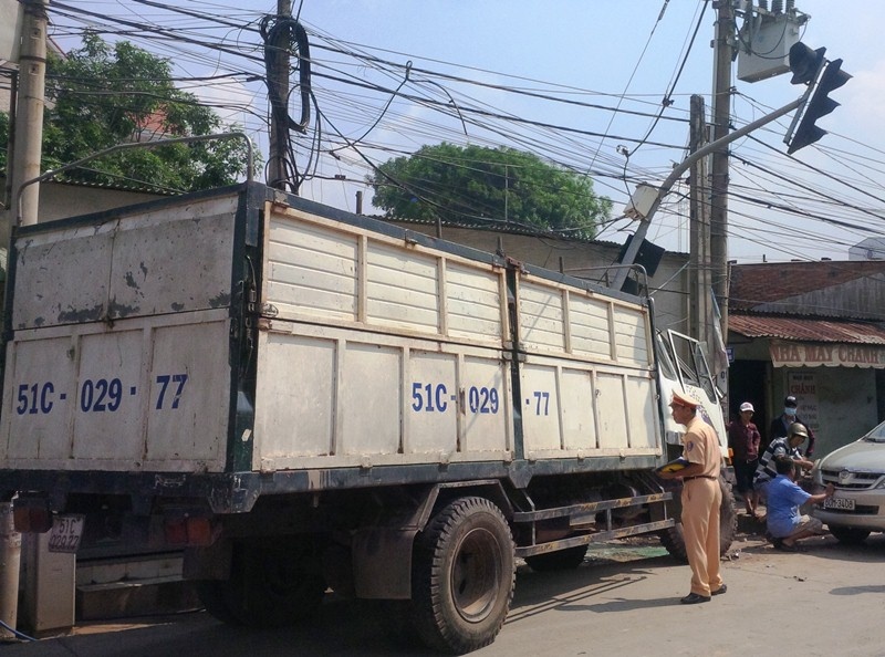 Xe tai tong bay oto du lich, dam gay cot den hinh anh