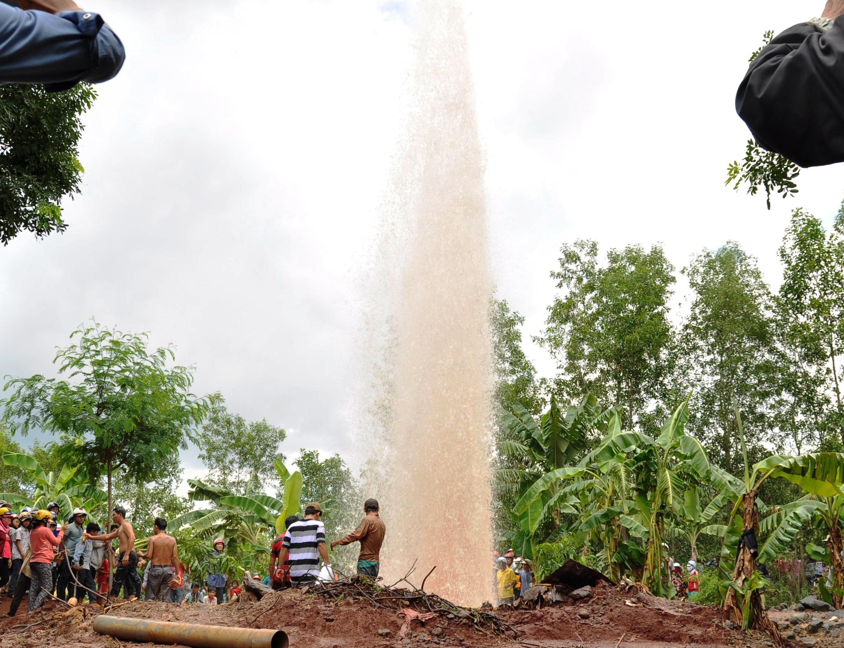 Khu dat gieng nuoc tu phun cao 20 m co the bi sut lun hinh anh