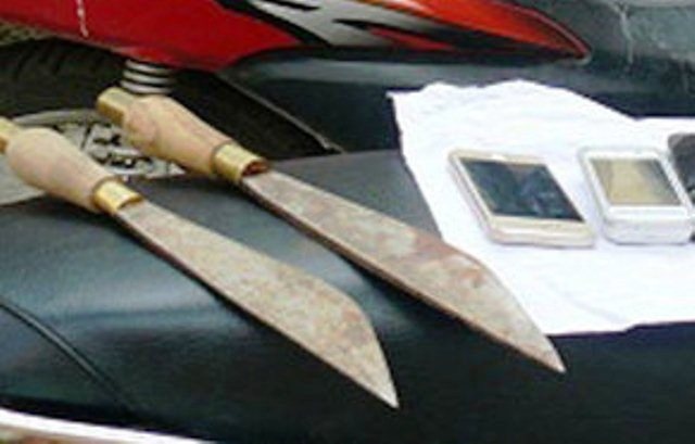 Gi dao vao co co gai chup hinh, cuop may anh hinh anh