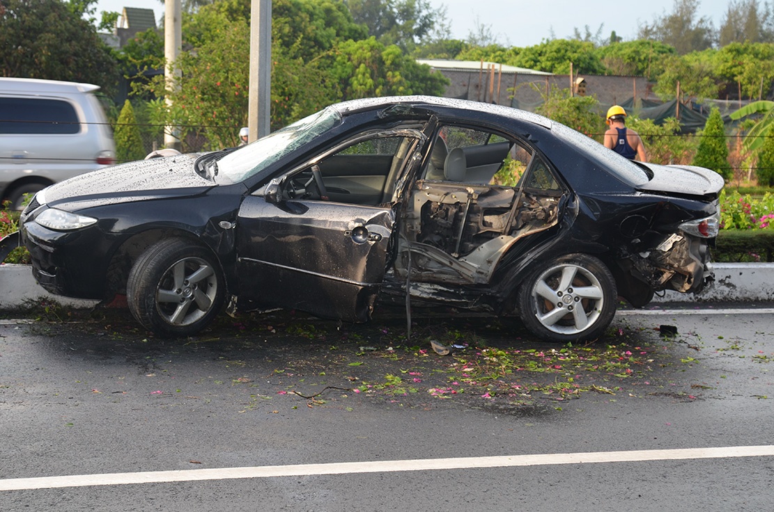 Tai xe tu vong trong xe hop mop meo hinh anh