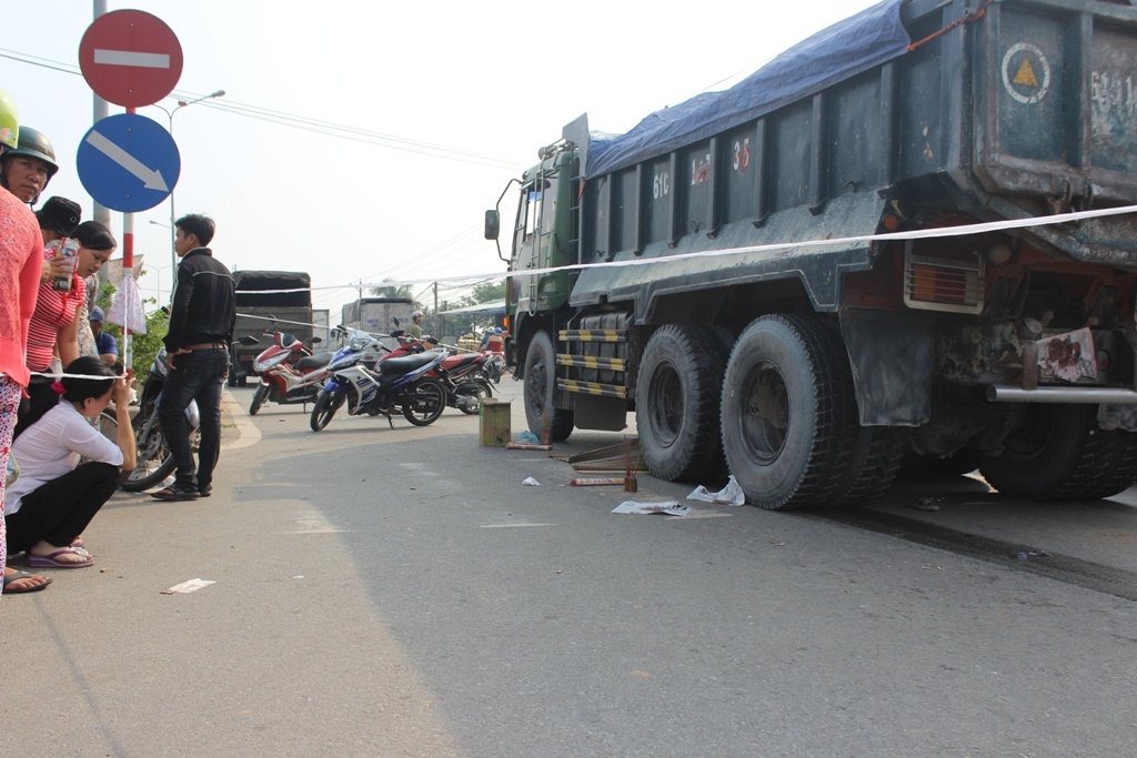 Con gai khoc ben thi the nguoi cha bi xe tai can hinh anh