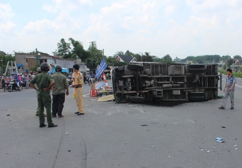 Lat xe cho bia, nam thanh nien roi khoi cabin tu vong hinh anh