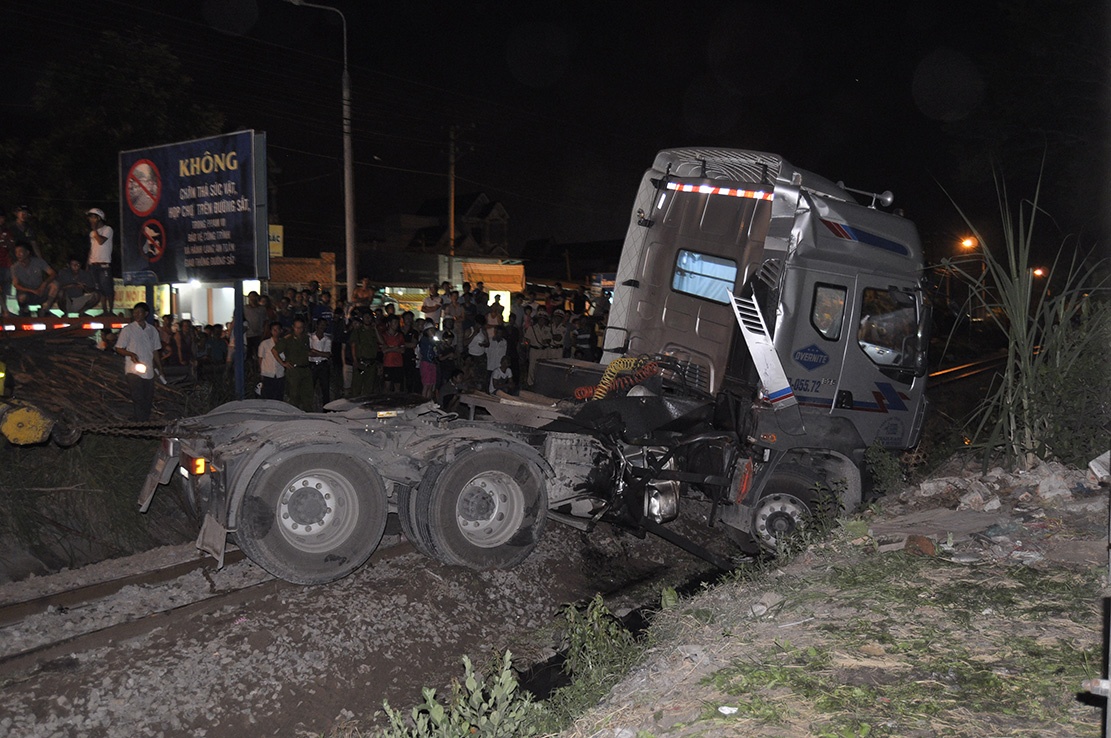 Tau hoa tong dut doi xe dau keo, duong sat Bien Hoa te liet hinh anh