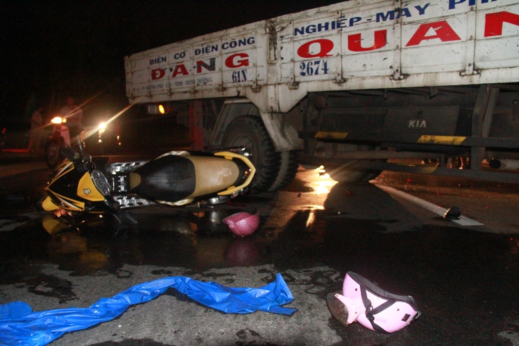 Con gai bi thuong co goi nguoi cuu cha bi nan trong mua hinh anh