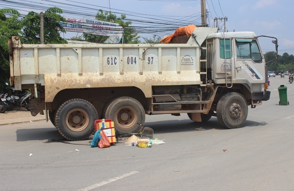 Xe tai chay trai chieu can tu vong nguoi phu nu ban kem hinh anh