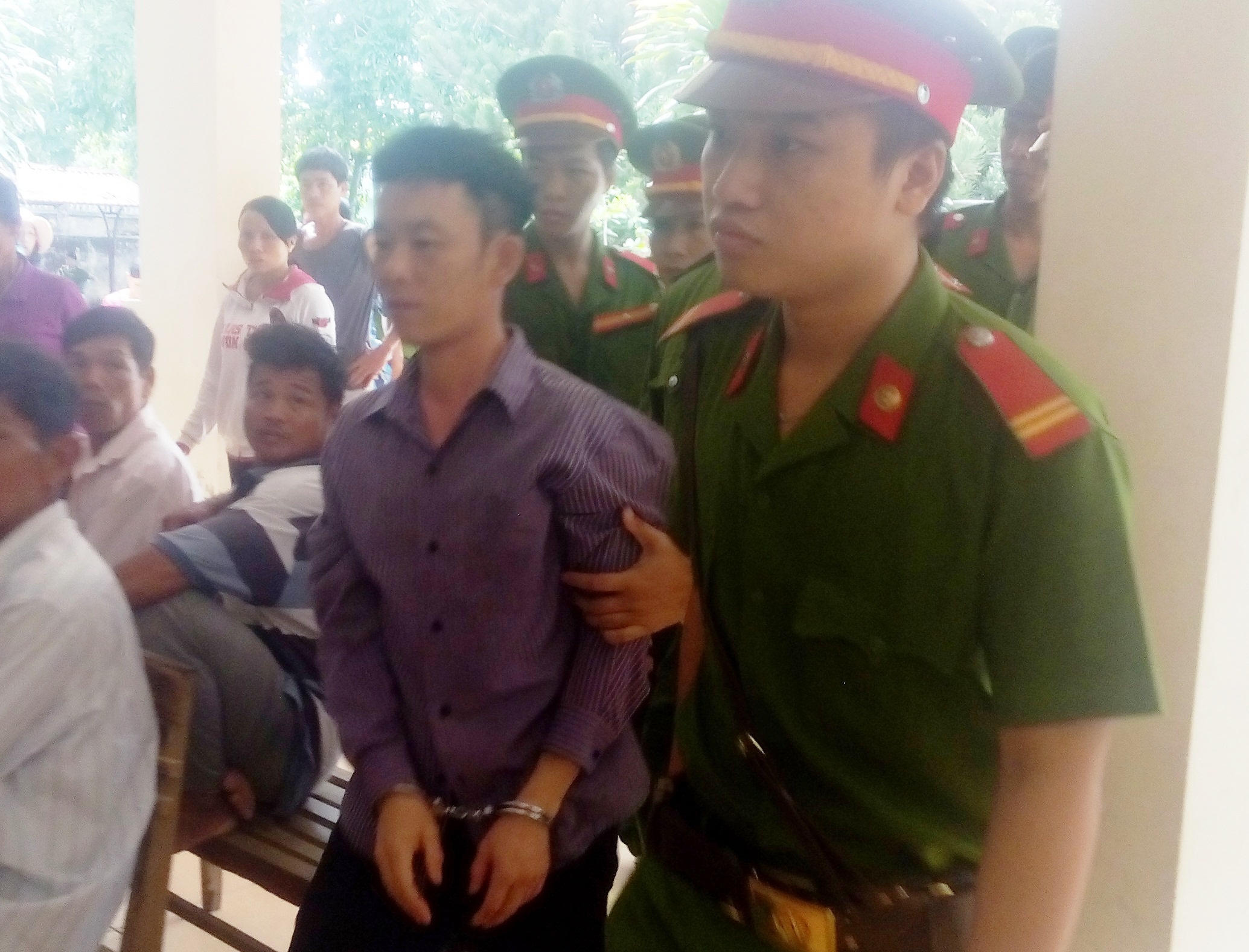 Bi nghi an trom co, thanh nien lao vao dam cong an hinh anh