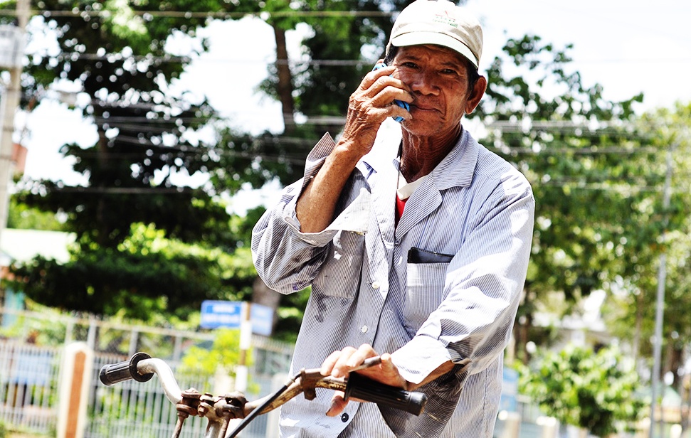 70 tuoi van chay xe dap thue muu sinh hinh anh