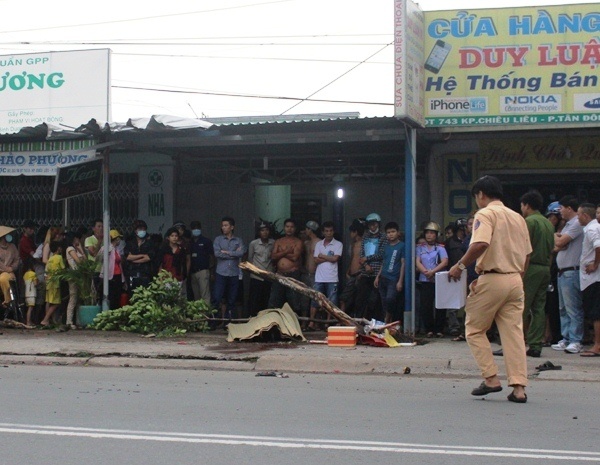Cha ngat xiu khi con trai bi xe tai can tu vong hinh anh
