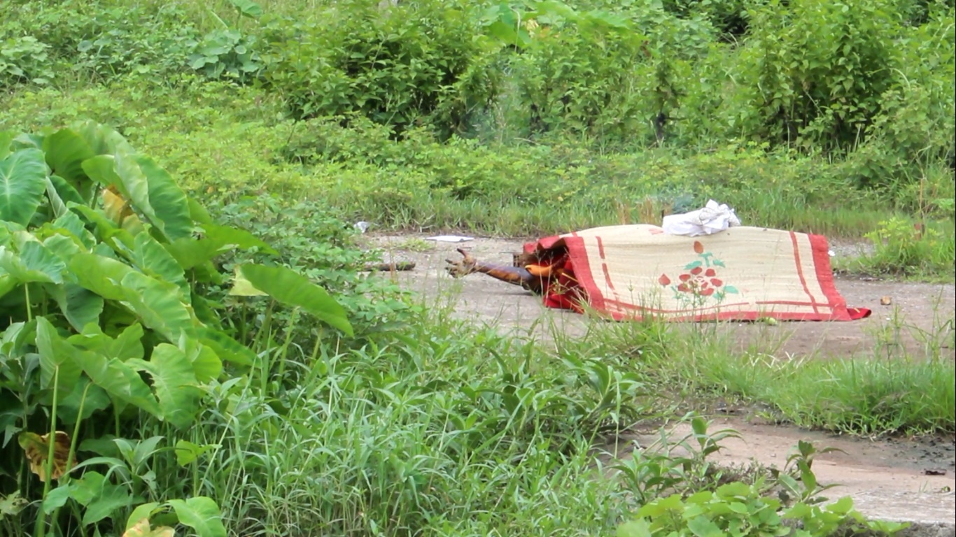 Tam song luc say xin, nguoi phu nu bi nuoc cuon tu vong hinh anh