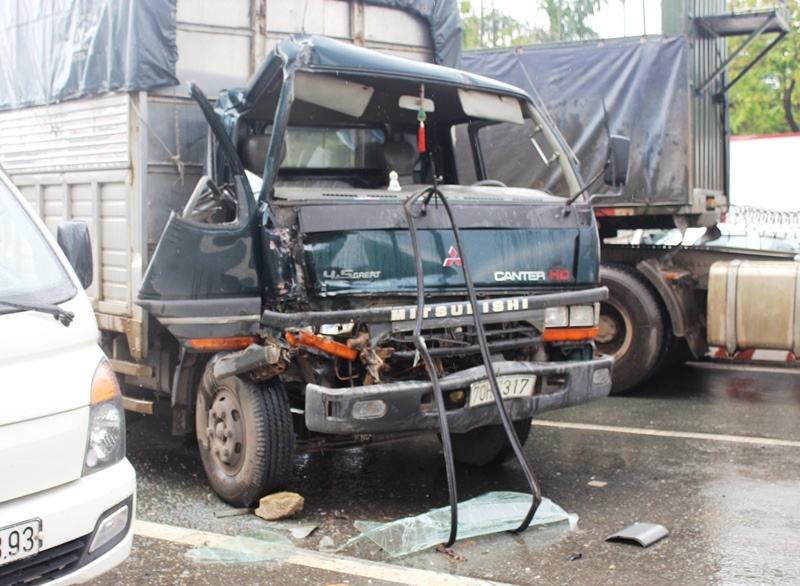 Xe tai tong hang loat oto dung den do hinh anh