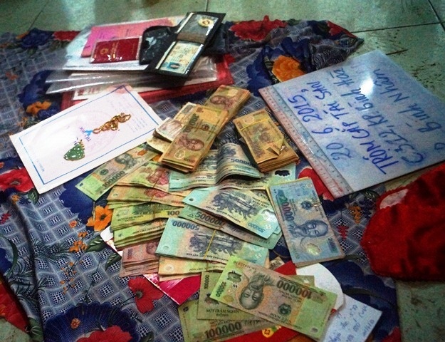 Hai thanh nien dot nhap nha dan trom ket sat hinh anh