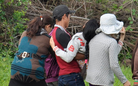 Dua con den nghia trang, me thieu nu nga quy hinh anh