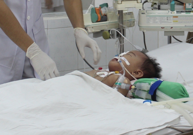 Be 2 tuoi hon me sau vi sac chao hinh anh