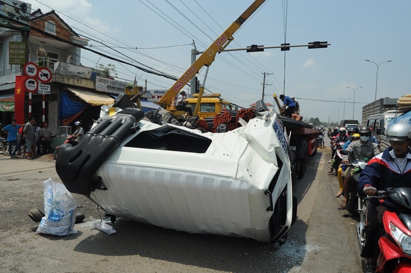 Hang chuc tan sat de bep buong lai, tai xe bi ket cung hinh anh