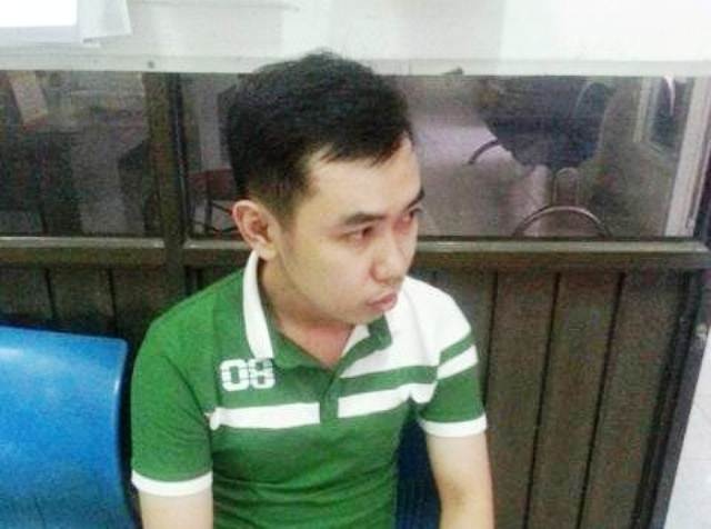 Nhan vien trom 5 chiec iPhone cua ong chu hinh anh