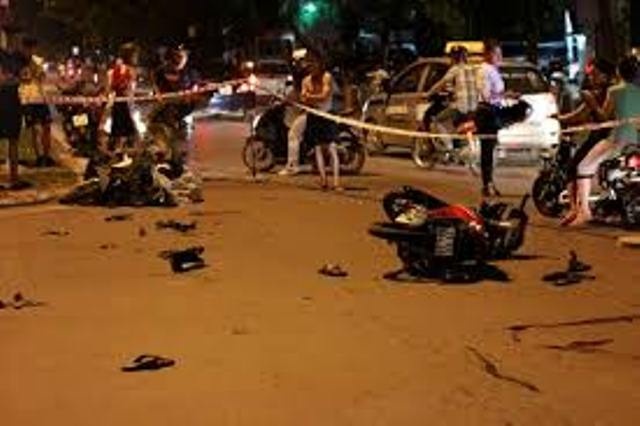 Xe may doi dau, 3 thanh nien tu nan hinh anh