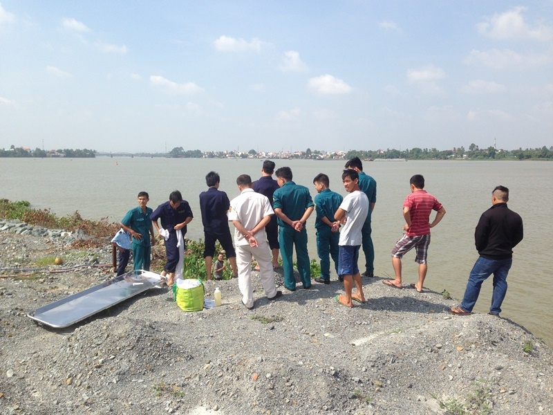 Thi the dang phan huy noi tren song hinh anh