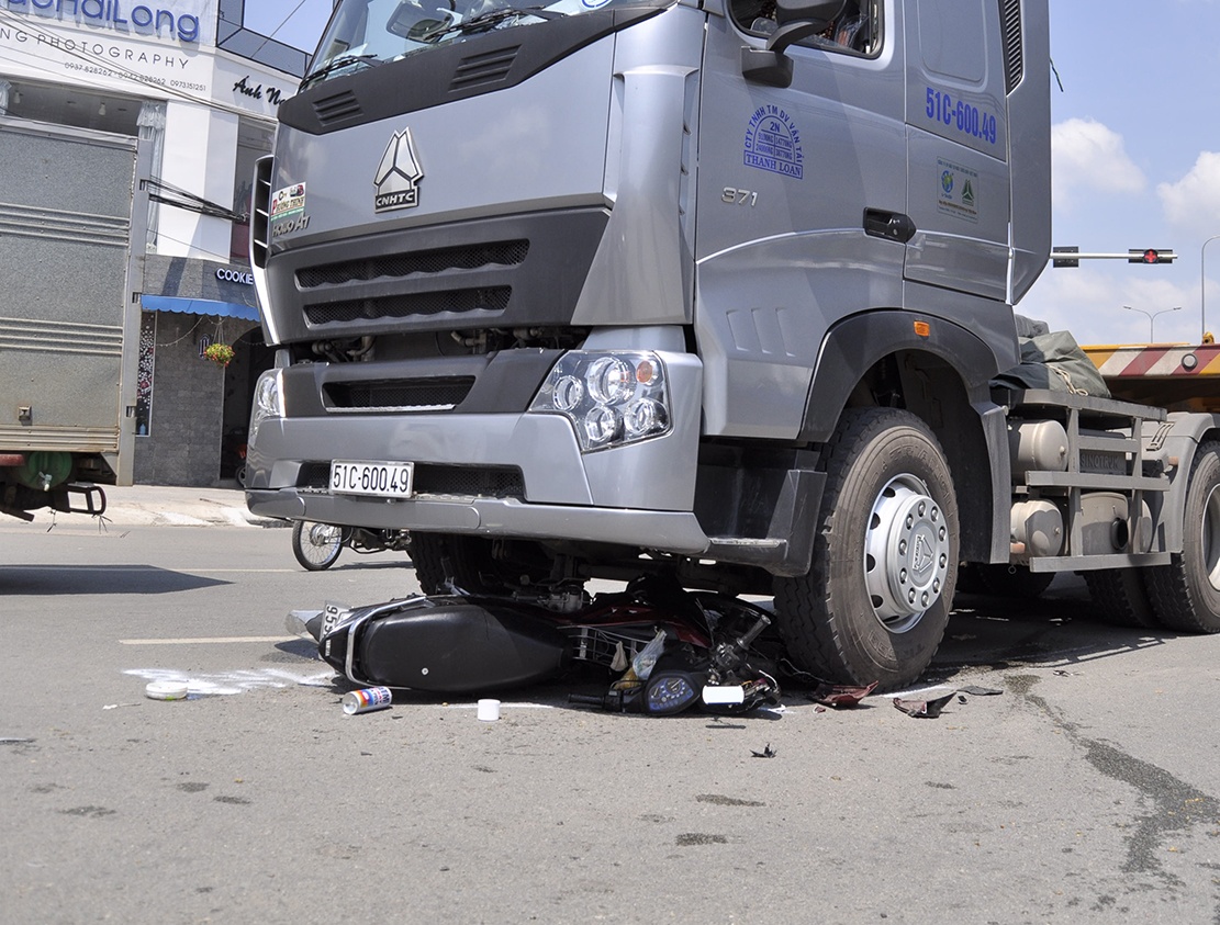 Co gai gay chan, keu cuu duoi gam xe dau keo hinh anh