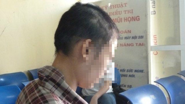 Co gai bi nguoi yeu nhot trong phong kin, cat trui toc hinh anh