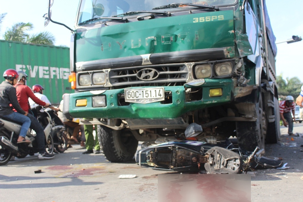 3 thanh nien di xe may bi oto tai hat vang xa 10 m hinh anh