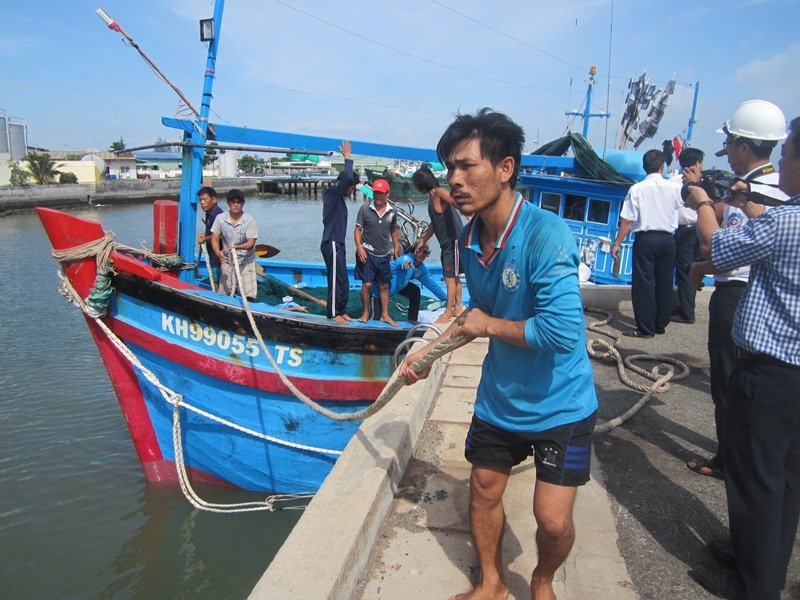 Vao vung bien dong cuu 9 ngu dan gap nan hinh anh