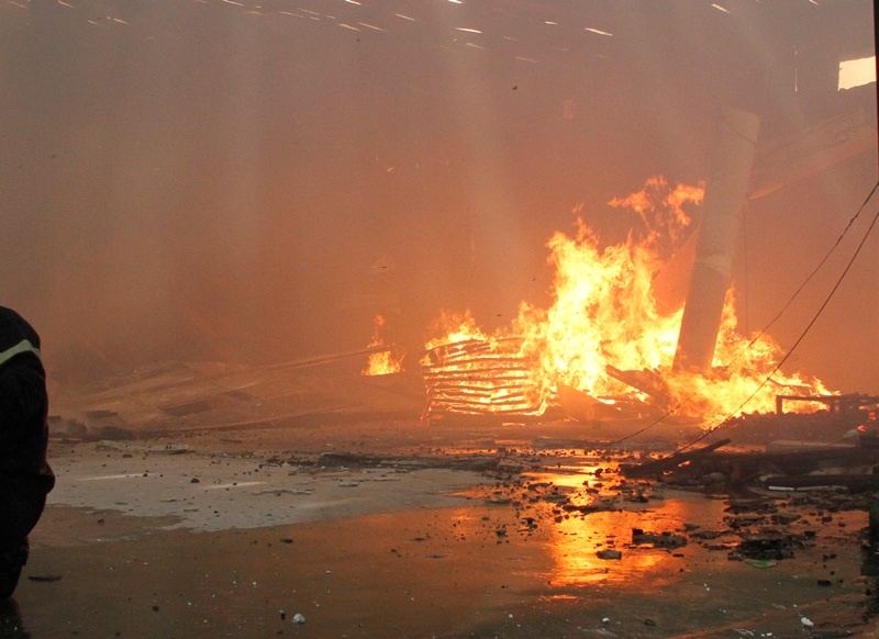 Xuong san xuat go chay du doi trong nhieu gio hinh anh