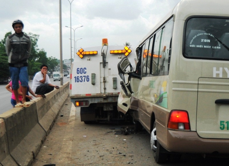Chay xuyen dam bui, xe cho 15 hanh khach gap nan hinh anh