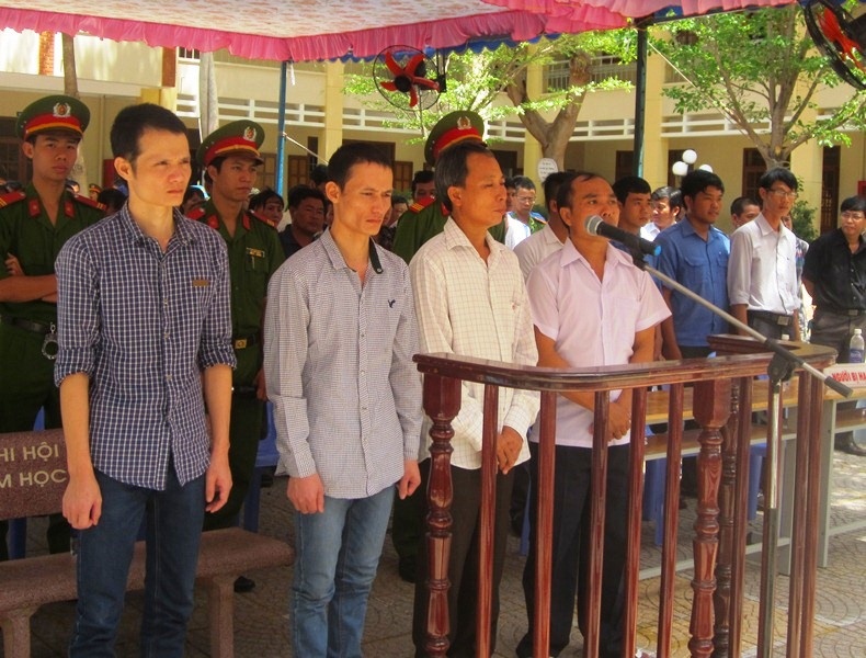 Bon nguoi bat giam, doa danh can bo phuong hinh anh