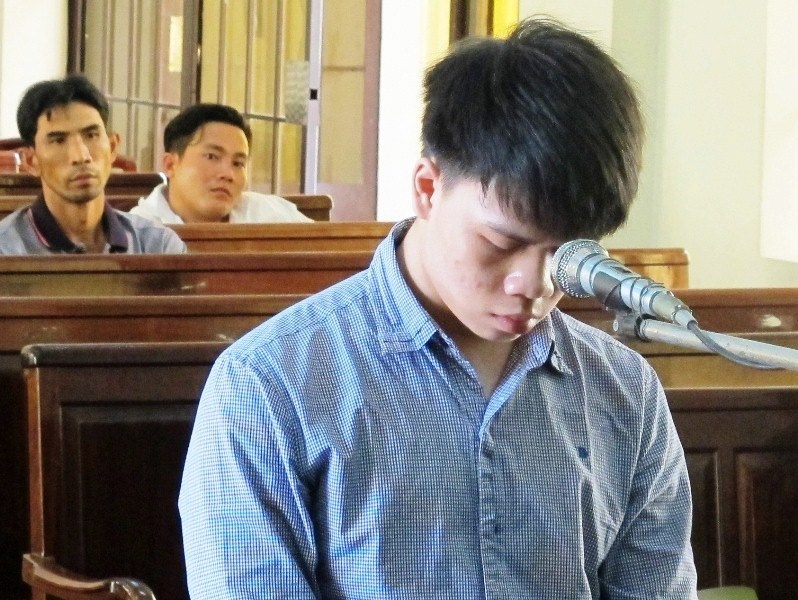 9X bi nguoi di mua ga dam tu vong hinh anh