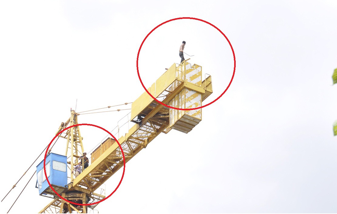 Thanh nien co thu tren can cau trong nhieu gio hinh anh