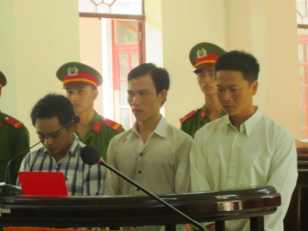 Hai co gai bi con do ban trong thuong tren pho hinh anh