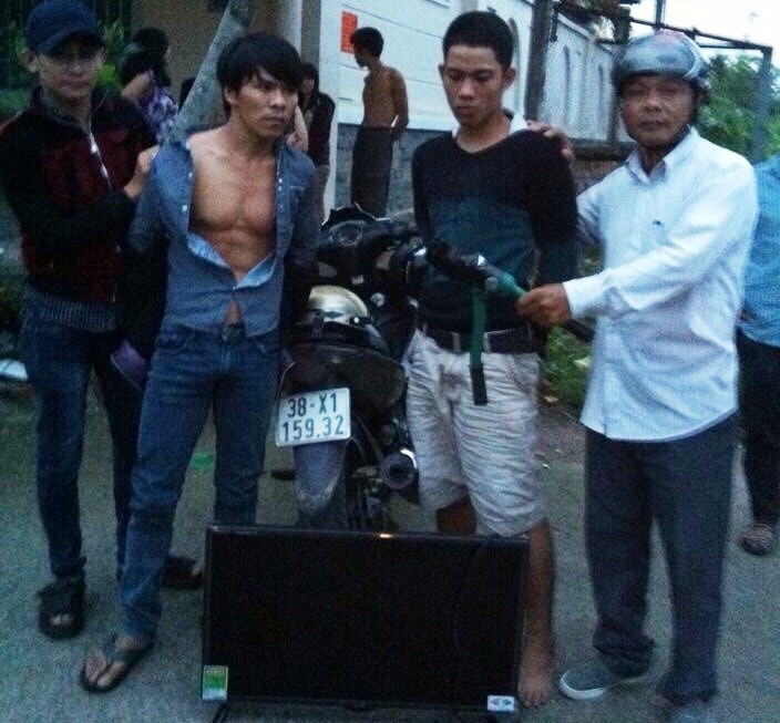 Hai tên trộm Tuấn và Hợp (giữa) bị các 